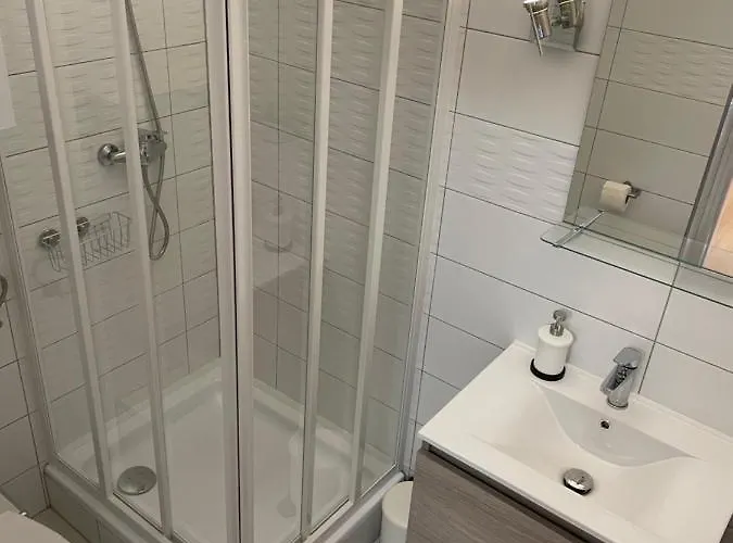 Pingvin Cukraszda Felso Szint בית הארחה 3*