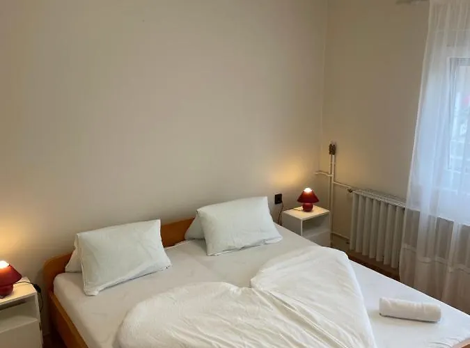 Pingvin Cukraszda Felso Szint בית הארחה 3*