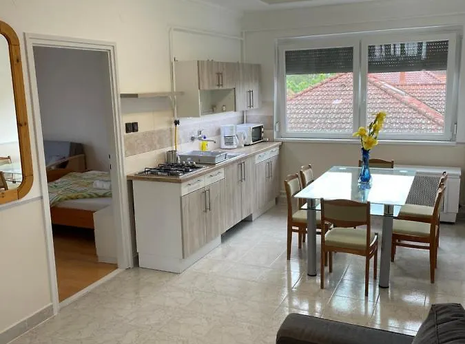 בית הארחה Pingvin Cukraszda Felso Szint