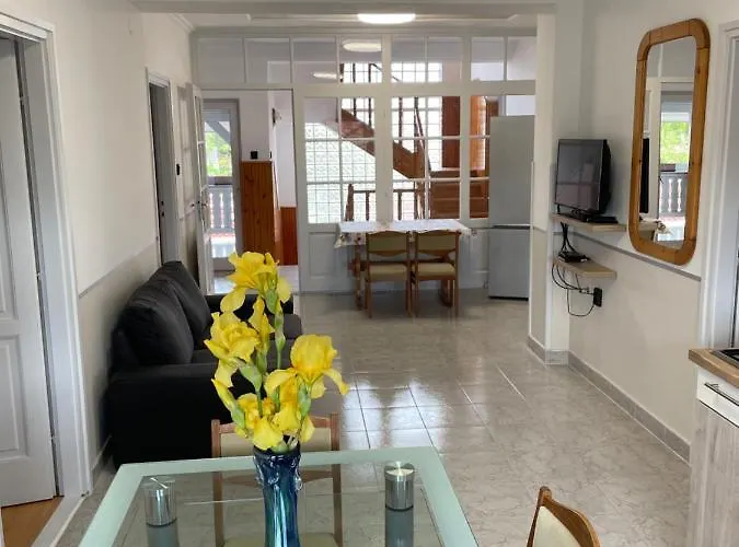 Pingvin Cukraszda Felso Szint בית הארחה